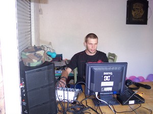 Le DJ de Moonlight Animations teste la sono