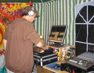DJ sous la tente pour soir&eacute;e ext&eacute;rieure